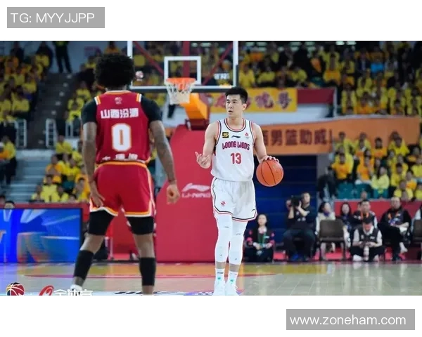 郭艾伦复出首秀受伤，CBA赛场被撞倒